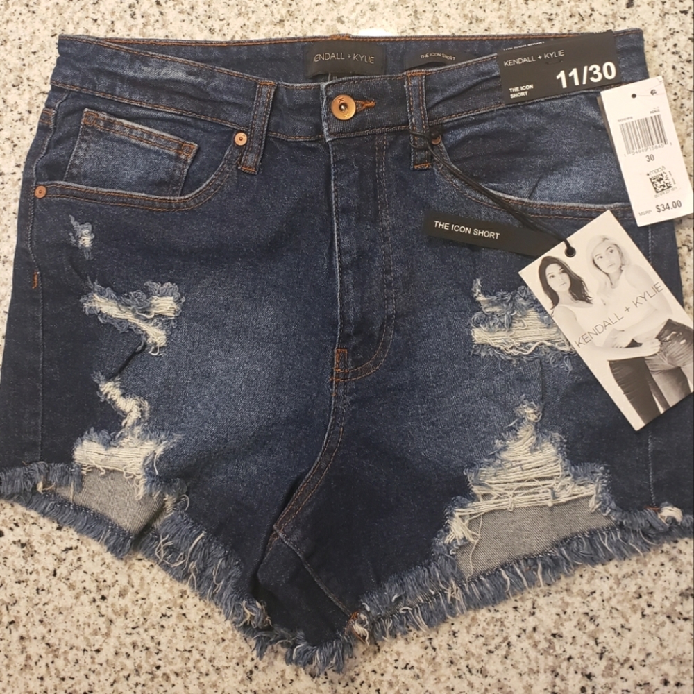 Kendall + Kylie - The Icon Short (11/30)